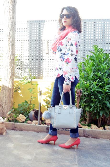 Bolso gris con tachuelas Bolso gris con tachuelas_outfit_mivestidoazul (4)