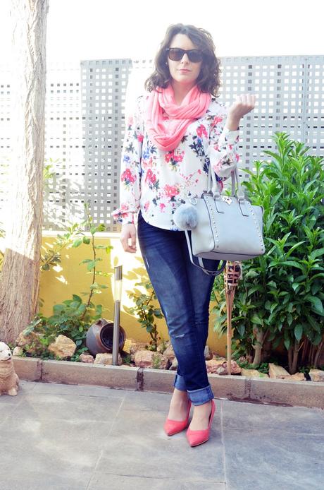 Bolso gris con tachuelas Bolso gris con tachuelas_outfit_mivestidoazul (2)
