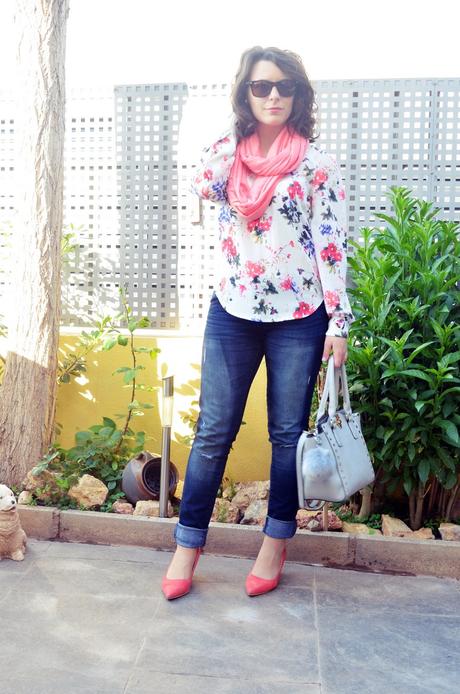 Bolso gris con tachuelas Bolso gris con tachuelas_outfit_mivestidoazul (3)