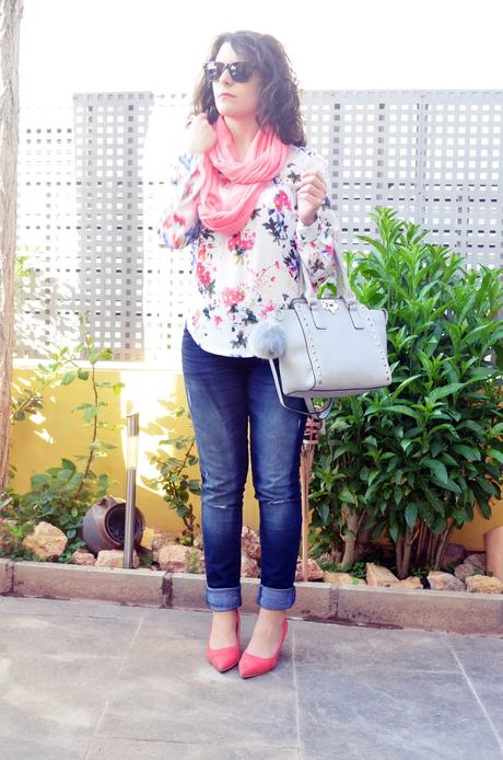 Bolso gris con tachuelas Bolso gris con tachuelas_outfit_mivestidoazul (1)