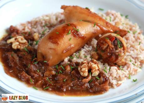 Chipirones encebollados rellenos de sus aletas, gambas y nueces de California. Receta