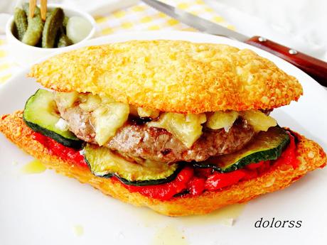 Hamburguesa de ternera en pan de queso con escalivada Hamburguesa de ternera en pan de queso con escalivada