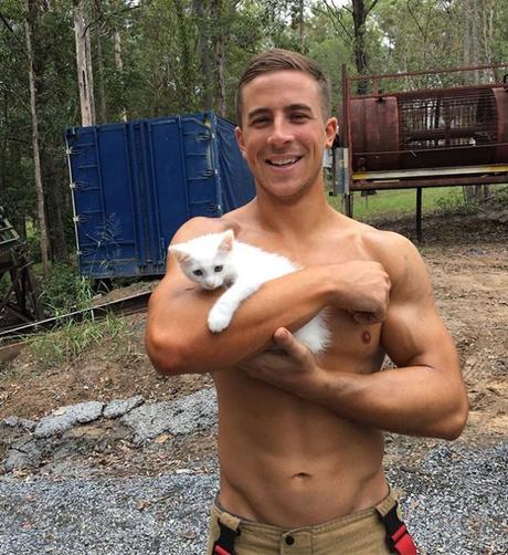 Calendario de los bomberos australianos: chicos guapos y cachorros. Calendario bomberos australianos