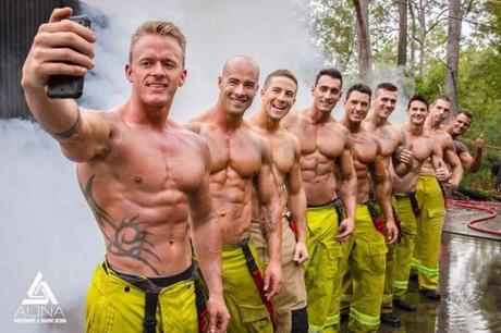 Calendario de los bomberos australianos: chicos guapos y cachorros. Calendario bomberos australianos