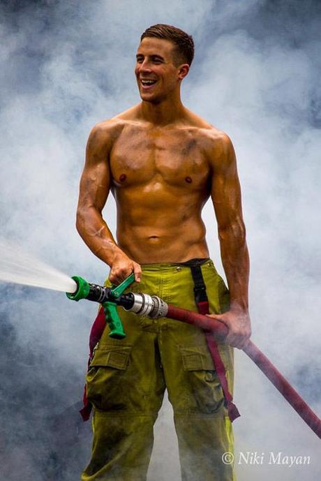 Calendario de los bomberos australianos: chicos guapos y cachorros. Calendario bomberos australianos