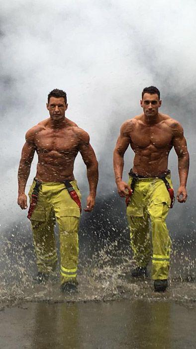 Calendario de los bomberos australianos: chicos guapos y cachorros. Calendario bomberos australianos