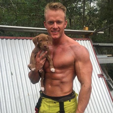 Calendario de los bomberos australianos: chicos guapos y cachorros. Calendario bomberos australianos