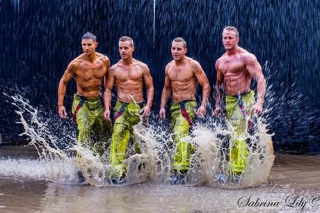 Calendario de los bomberos australianos: chicos guapos y cachorros. Calendario bomberos australianos