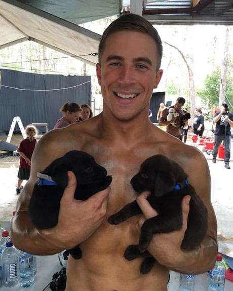 Calendario de los bomberos australianos: chicos guapos y cachorros. Calendario bomberos australianos