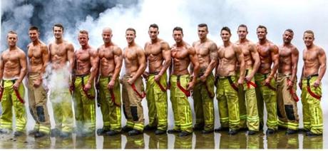 Calendario de los bomberos australianos: chicos guapos y cachorros. Calendario bomberos australianos