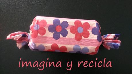 Envolver regalo con forma de caramelo Envolver regalo con forma de caramelo