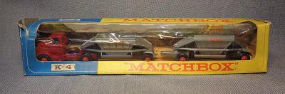 GMC rojo con acoplado GMC rojo con acoplado