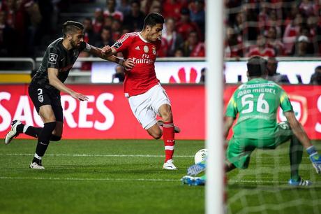 Benfica gana a Guimaraes 1-0, Raúl Jiménez a punto de hacer un golazo