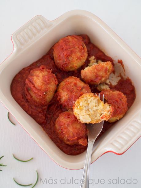 Albóndigas de garbanzos con passata di pomodoro Albóndigas de garbanzos con passata di pomodoro