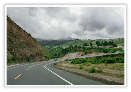 Carretera vía  a Otavalo Ecuador  - SuperPhotoPro