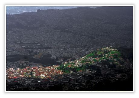 Vista del casco central de Quito desde la estación Pichincha del teleférico de Quito  - SuperPhotoPro