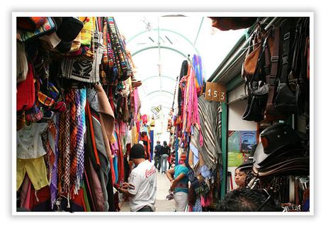 Mercado de artesanos de Otavalo Ecuador  - SuperPhotoPro