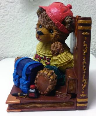 Soporte de libros osito estudiante Soporte de libros osito colegio de marmolina de lado