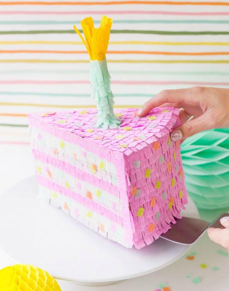 DIY piñata con forma de pastel de cumpleaños DIY piñata con forma de pastel de cumpleaños