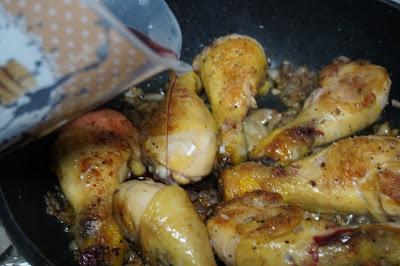 Jamoncitos de pollo al vino tinto Jamoncitos de pollo al vino tinto