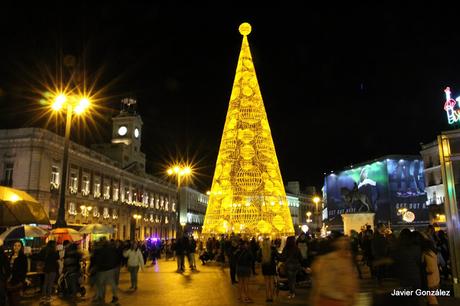 Árbol deNavidad de luz de la Puerta del Sol de Madrid Madrid se llena de luz en Navidad