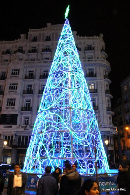 Calle Montera. Árbol de Navidad Madrid se llena de luz en Navidad