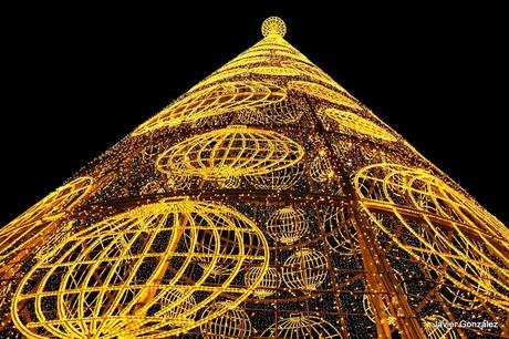 Árbol deNavidad de luz de la Puerta del Sol de Madrid Madrid se llena de luz en Navidad