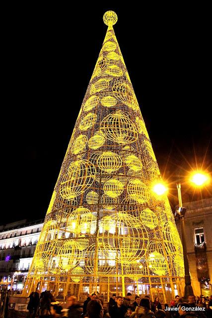 Árbol deNavidad de luz de la Puerta del Sol de Madrid Madrid se llena de luz en Navidad