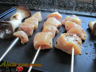 BROCHETA DE POLLO ASIÁTICA CON GUARNICIÓN BROCHETA DE POLLO ASIÁTICA CON GUARNICIÓN