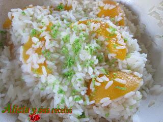 BROCHETA DE POLLO ASIÁTICA CON GUARNICIÓN BROCHETA DE POLLO ASIÁTICA CON GUARNICIÓN