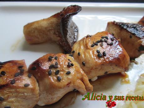 BROCHETA DE POLLO ASIÁTICA CON GUARNICIÓN BROCHETA DE POLLO ASIÁTICA CON GUARNICIÓN