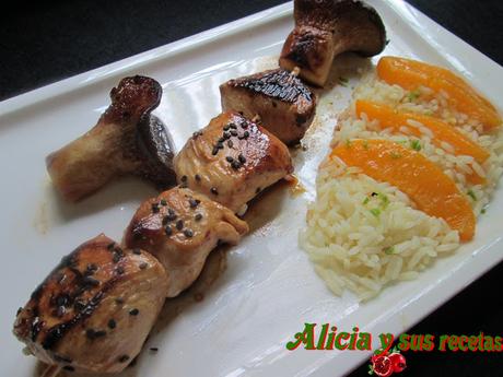 BROCHETA DE POLLO ASIÁTICA CON GUARNICIÓN BROCHETA DE POLLO ASIÁTICA CON GUARNICIÓN