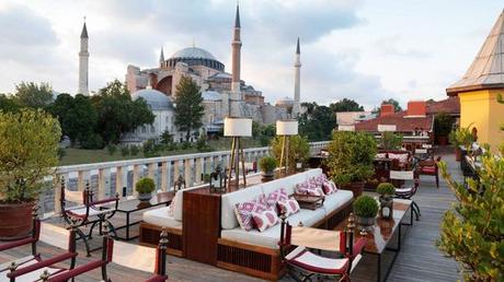 Terraza de la azotea del Four Seasons Hotel Istanbuk at Sultanahmet con vistas a la Mezquita Azul