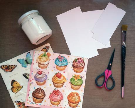 Scrapbooking truco: Adornos con servilletas de papel Scrapbooking truco: Adornos con servilletas de papel