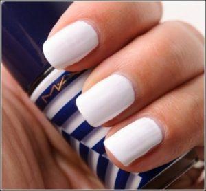 Tendencias en uñas primavera verano 2016 manicura con esmalte blanco