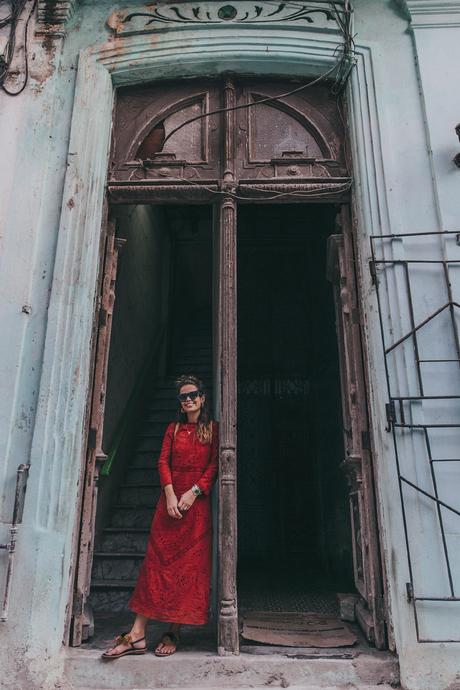 Cuba-La_Habana_Centro-Red_Dress-PomPom_Sandals-Backpack-Sreetstyle-Half_Knot_Hairstyle-Outfit-10