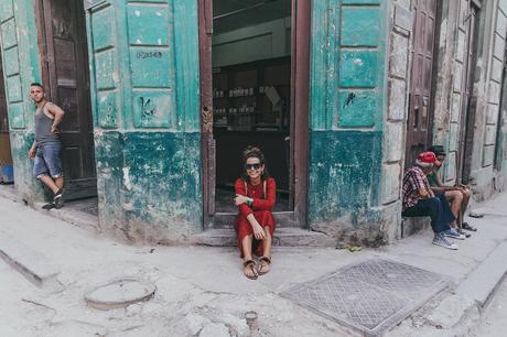 Cuba-La_Habana_Centro-Red_Dress-PomPom_Sandals-Backpack-Sreetstyle-Half_Knot_Hairstyle-Outfit-21
