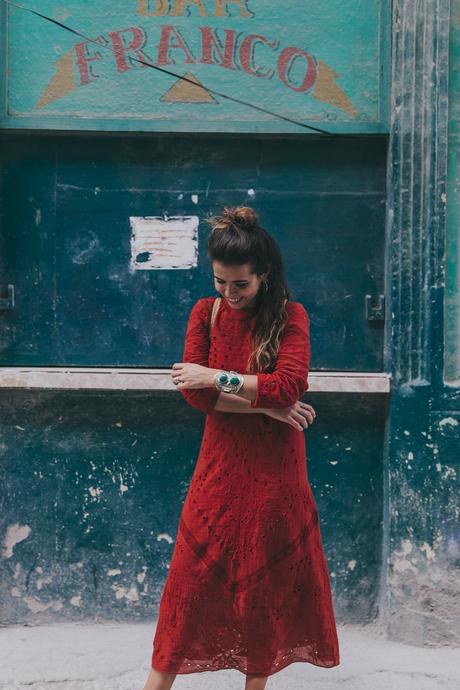 Cuba-La_Habana_Centro-Red_Dress-PomPom_Sandals-Backpack-Sreetstyle-Half_Knot_Hairstyle-Outfit-12