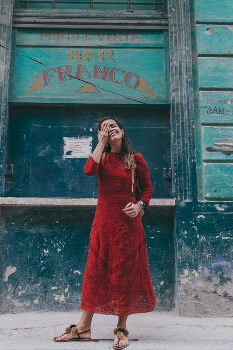 Cuba-La_Habana_Centro-Red_Dress-PomPom_Sandals-Backpack-Sreetstyle-Half_Knot_Hairstyle-Outfit-15