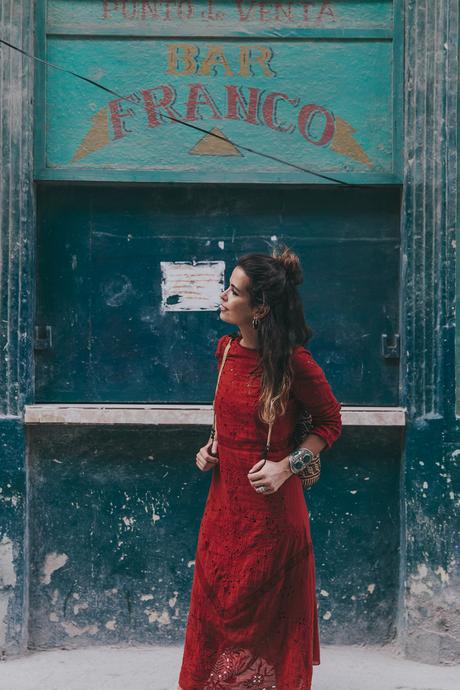 Cuba-La_Habana_Centro-Red_Dress-PomPom_Sandals-Backpack-Sreetstyle-Half_Knot_Hairstyle-Outfit-11