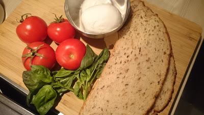 BRUSCHETTA CAPRESE CON TOMATE ASADO (A tostas con la vida) BRUSCHETTA CAPRESE CON TOMATE ASADO (A tostas con la vida)
