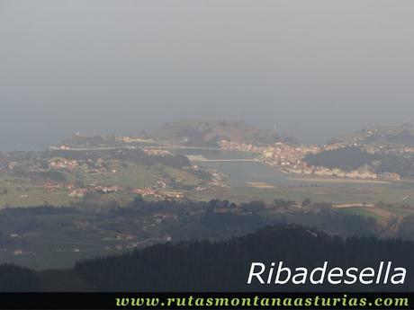 Vista a Ribadesella desde Corona Castiello