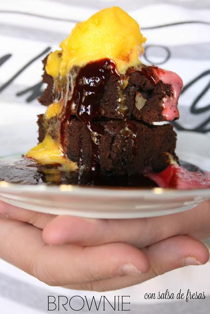 Brownie con salsa de fresas El Ágora de Ángeles Brownie, salsa de fresas