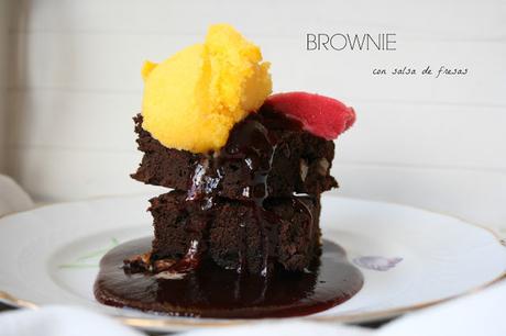 Brownie con salsa de fresas el Ágora de Ángeles Brownie, salsa de fresas