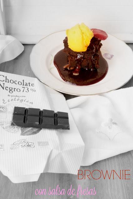 Brownie con salsa de fresas El Ágora de Ángeles Brownie,salsa de fresas