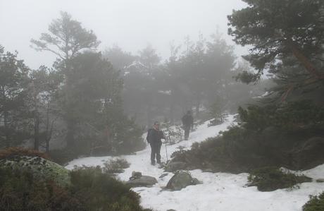 CERRO VENTOSO ENTRE NIEBLA