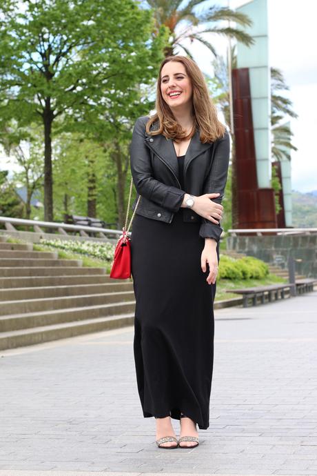 Perfecta con vestido largo y biker negra