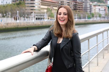 Perfecta con vestido largo y biker negra