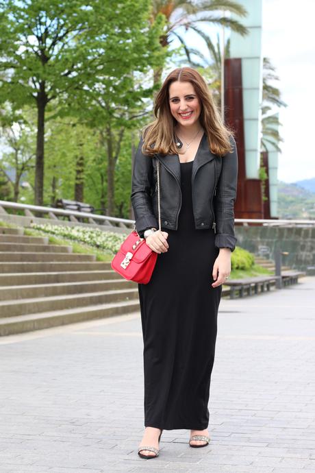 Perfecta con vestido largo y biker negra