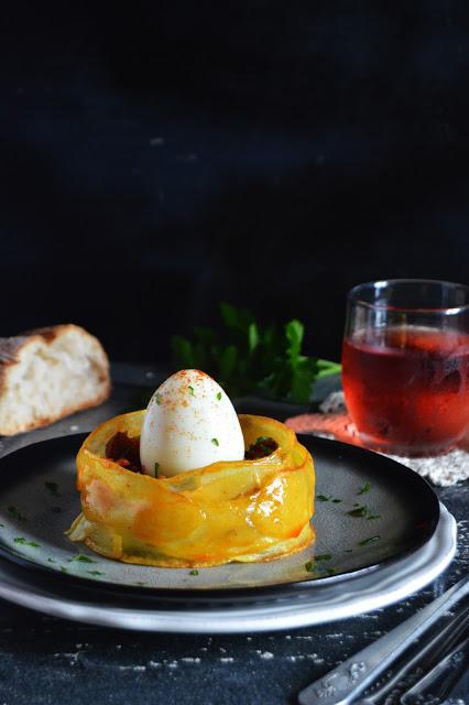 Huevo mollet con chorizo desmigado y corona de patata 